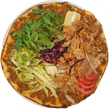 Lahmacun mit Kebab und Salat