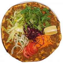 Lahmacun mit Salat